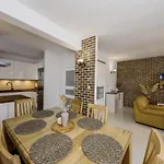 House Rafaeli * Vrsine